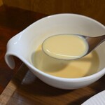 キッチン ブルー グローブ - 残り少ないコーンスープ