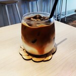 熟成スパイス薬膳カレーと生プリンの店 ８こまち。 - アイスカフェラテ
