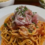 キッチン ブルー グローブ - 生ハムの上には粉チーズ