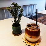 熟成スパイス薬膳カレーと生プリンの店 ８こまち。 - ミニチュア盆栽とアイスカフェラテ