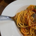 キッチン ブルー グローブ - 細麺のアマトリチャーナを巻き取ります