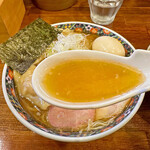 奈つやの中華そば - まろやかな醤油の風味に煮干しと節系魚介出汁が効いた、分厚い旨みのスープ