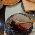 活魚廻転寿し 水天 - 実食。
      身が大きくて脂も乗ってて美味しい。
