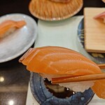 活魚廻転寿し 水天 - 実食。
      口の中で溶けます。
      こんなに美味しいサーモンは久しぶり。