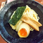 麺皿!!つるっつるで、もっちもっちの歯ごたえと弾力がある極太麺と角切りメンマと味玉、海苔～!!( ^o^)ﾉ