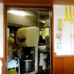 永井食堂 - カウンター奥では必死のパッチ！