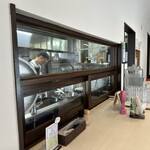 麺と飯 一真 - 厨房の見えるテーブル