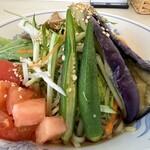 麺と飯 一真 - 夏野菜タップリ　トマトオクラ茄子に水菜