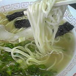 一真軒 - 麺は”元”細麺ストレート。標準が結構ヤワ麺なので、硬麺推奨。