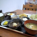 やゆよ・食事屋 - ◆とり天、とろろめし定食(950円：税込）・・2～3分で提供されました。 ワッワッワッ、、提供されたお料理を見た瞬間、ボリュームに驚き倒れそうになりました。(^_^;) 950円でこんなにボリュームがあるとは思わず、、さぁ、どうするワタシ。
