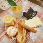 ビストロ アン ファミーユ - デザート盛り合わせ