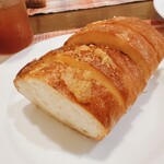 ビストロ アン ファミーユ - バケットとガーリックバケット