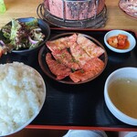 炭火焼肉 せん - 黒毛和牛せんカルビランチ（¥1,078）