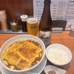 蝋燭屋 - アサヒスーパードライ瓶ビール700円
      焼きチーズ麻婆麺 倍辛1,500円
      チーズトッピング200円
      痺れ激増し100円
      ランチサービス半ライス