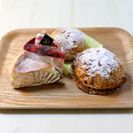 菓子処 六車 - NYチーズケーキ、苺とブルーベリーのタルト、パイシュー、シュークリーム