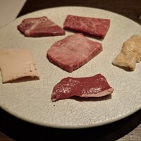 和牛焼肉 やくにく 路地裏 - 真ん中がタンモト　11時の針～時計回りに … つらみ(ほほ肉)、かいのみ、シマチョウ、ハツ　
                豚のハツモト(左の白い肉)　♦️豚のハツモト以外は、鹿児島黒牛