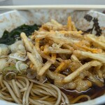 立喰いそば 山吹 - 天は3mm角程度の細切り。人参の甘さとゴボウの土臭さのコントラストが際立つ