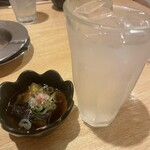 御食事処みのる - ポカリ割り、お通しの茄子煮浸し