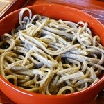 東風 - 十割、粗挽きで圧倒的な風味。割子は1枚づつ頼めますから、食べ較べをお勧めします。