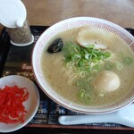 らあめん花月嵐 - 料理写真:博多ラーメン健太830円にアプリクーポンのとろ～り半熟味玉通常150円
