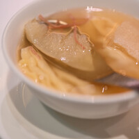 家寶 跳龍門 - 《小排翅湯餃（ふかひれいりしるかうじ）》、"小排翅（ちいさなまるびれ）"＋"金華火腿絲（きんくわぶたもゝにくしほづけのせん）"