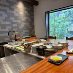 Refugeforestiere 五島 - ◆カウンター席には「有田焼」や「波佐見焼」などの素敵な器が並んでいます。 器が好きなので、目の保養になりますね。♪