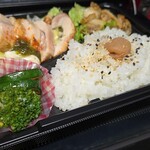 キッチン ブルー グローブ - 備え付け野菜、ご飯のアップ