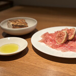 両忘 - フランス産生ハムと無花果にフランスパン