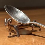 両忘 - カトラリー置きも毎回動物で可愛い！