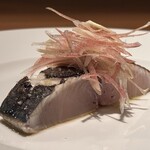 両忘 - 地物鰆の炭焼き茗荷乗せ