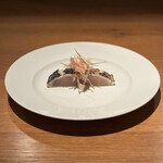 両忘 - 地物鰆の炭焼き茗荷乗せ