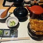 炭焼きうなぎ・かしわ 登河 池下店 - はみ出るうなぎ