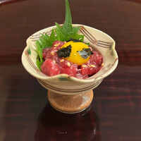 新ばし 笹田 - 鯨と卵黄。胡麻油と塩分強め