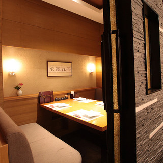 接待やビジネスシーンに最適な４名様までの完全個室