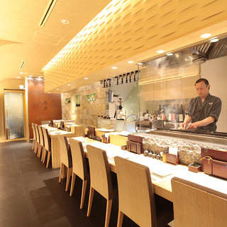 ゆったり落ち着くカウンター席