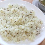 クイーンガーデン - サグブラウン950円(税込)とジーラライス350円
      ジーラライス衝撃の旨さで声が漏れてしまいました(汗)
      しっかり味付けされていてこれ単体でも完食できるよ！
      海老とほうれん草の相性も抜群で最高でした♪