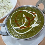 クイーンガーデン - サグブラウン950円(税込)とジーラライス350円
      ジーラライス衝撃の旨さで声が漏れてしまいました(汗)
      しっかり味付けされていてこれ単体でも完食できるよ！
      海老とほうれん草の相性も抜群で最高でした♪