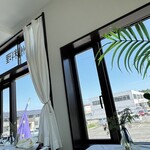 JiProign - 梅雨だなー^_^。お昼休み時間を終えて、前の駐車場の営業用車両は出払った。