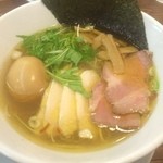 麺処 鳴声 - 遅い昼食は
            鶏香る中華そばであっさり
            