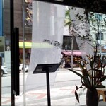 くにんだ - 中からは国際通りがはっきりと。 人が通らない時がほぼナシ