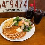 カフェ マチルダ - サーモンとクリームチーズサラダパンケーキ