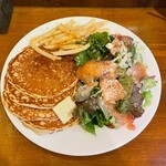 カフェ マチルダ - サーモンとクリームチーズサラダパンケーキ