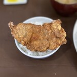 ていしょくうえだ - ご飯からはみ出てしまうほどの唐揚げ。甘めなタレに漬け込まれて揚げられた唐揚げ。全体的に甘さが目立ちました。