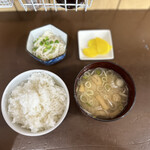 ていしょくうえだ - ご飯とお味噌汁はセルフサービス。ご飯はお代わり自由になってます。