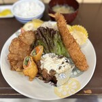 ていしょくうえだ - お昼の定食800円にエビフライトッピング1000円。結果なボリューム。