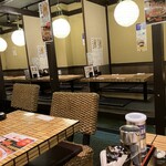 元祖トマトラーメンと元祖豆乳ラーメンと元祖トマトもつ鍋 三味 - 店内