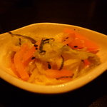 もつよし - お通し（白菜とにんじんの胡麻和え）
