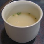 八起庵 - 鶏スープ・・・写真はピンぼけですが、味はシャープでした！
