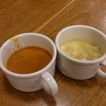 シズラー - スープバー、トマトスープとコーンスープ