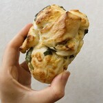 ブーランジェリ･エ･カフェ　オブジェ - お持ち帰り♡ゴルゴンゾーラとほうれん草のフランスパン♡これは絶対にリベイクして食べるべき。ハード系の生地と仄かに香るチーズ、そして風味… おいしいんですよ…！！